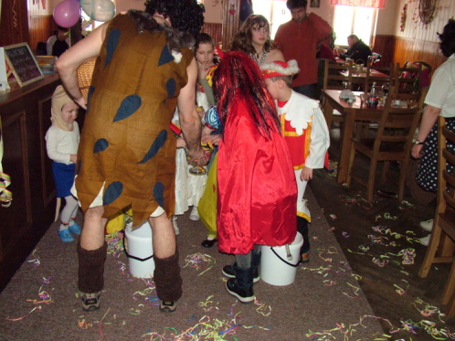 Hry V.JPG - Dětský karneval na České chalupě v Rudolfově.
